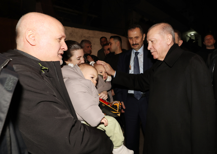 Cumhurbaşkanı Erdoğan İstanbul'da bir ailenin iftar sofrasına konuk oldu